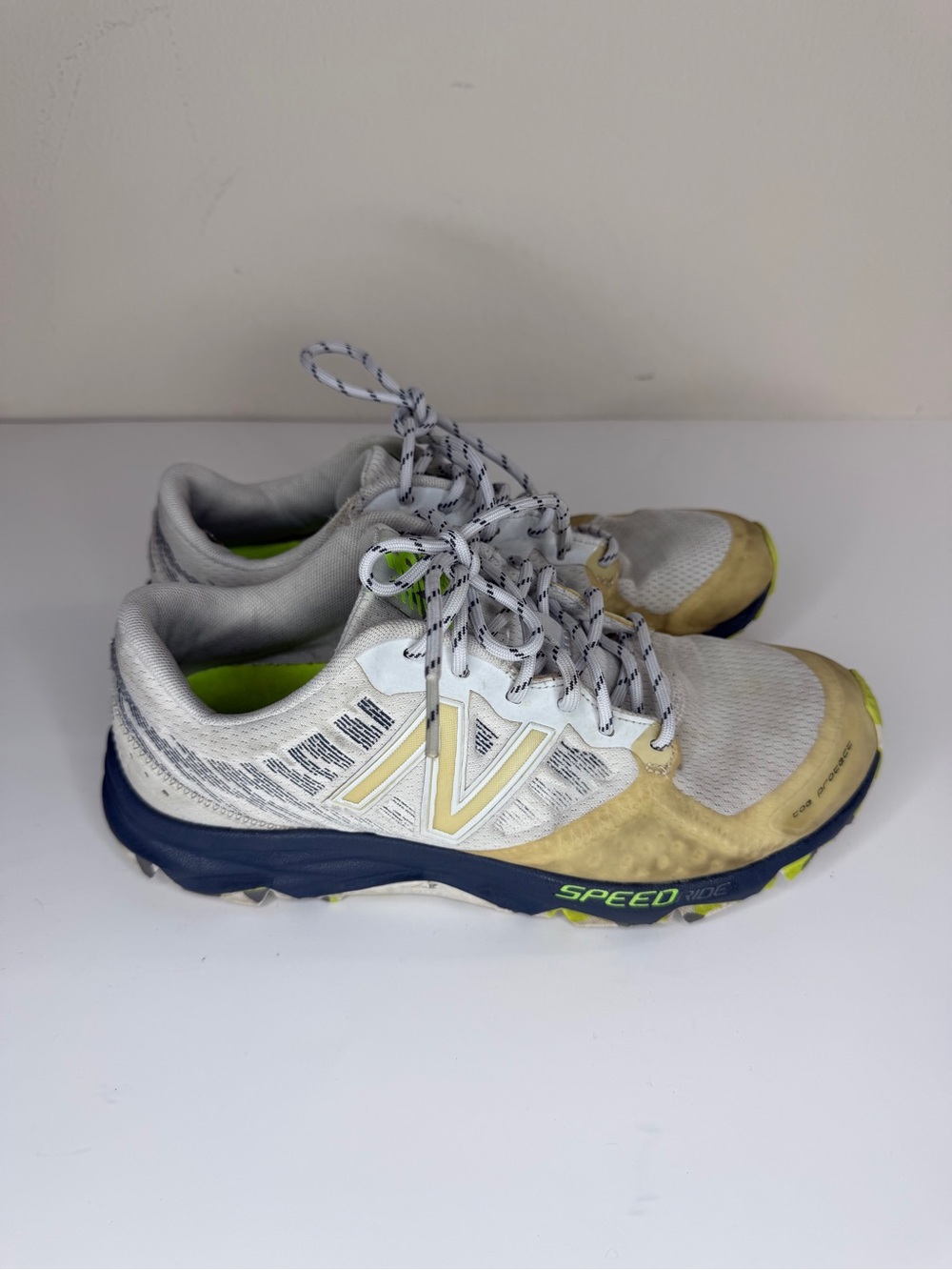 New Balance Womens 690 V2 WT690RA2 White Running Shoes Sneakers Size 37.5 US 7D